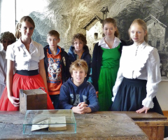 Die Konfirmandinnen und Konfirmanden des Jahres 2014 im Deutschen Hugenotten-Museum Bad Karlshafen