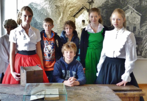 Die Konfirmandinnen und Konfirmanden des Jahres 2014 im Deutschen Hugenotten-Museum Bad Karlshafen