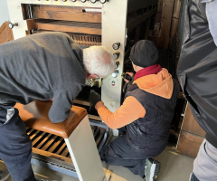 Besuch des Orgelbauers zur Inspektion und Vorbereitung der Reparatur unserer historischen Orgel