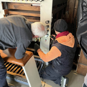 Besuch des Orgelbauers zur Inspektion und Vorbereitung der Reparatur unserer historischen Orgel