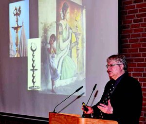 Pastor Flick stellte am 1. März 2016 im neuen Kreistagssaal die zweite Auflage seiner Broschüre über die Glaubensgemeinschaft der Êziden vor (Foto: Müller)